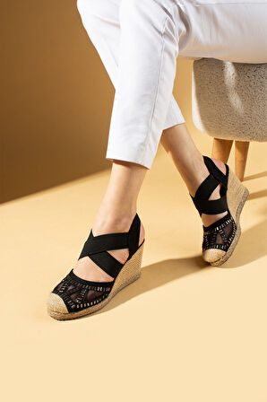 Pembe Potin Taş Detaylı Çapraz Bantlı Hasır Dolgu Topuklu Kadın Sandalet 69-67-25Süet