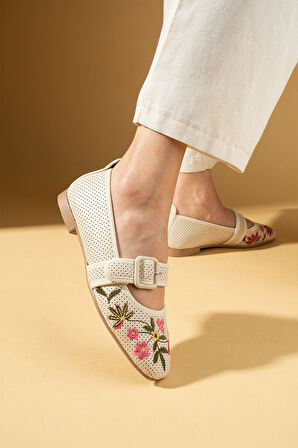 Pembe Potin Lazer Kesim Çiçek Desenli Kalın Tokalı Kadın Babet 69-012-25