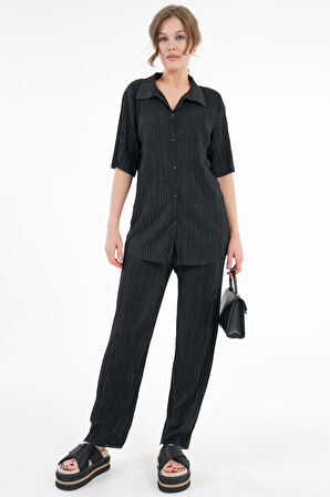 Siyah Piliseli Kumaş Geniş Yaka Gömlek - Beli Lastikli Pantolon Örme Takım