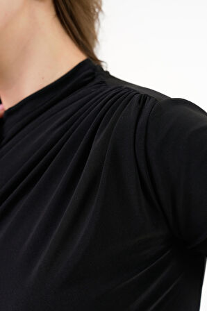 Siyah Omuz ve Beli Drape Büzgülü Likralı Örme Bluz