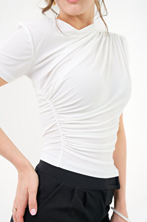 Beyaz Omuz ve Beli Drape Büzgülü Likralı Örme Bluz