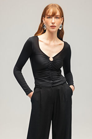 Siyah - M Kadın Uzun Kollu Metal Aksesuarlı Örme Bluz - Derin Yaka Detaylı