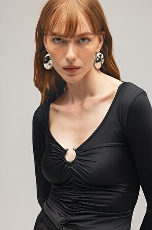 Siyah - M Kadın Uzun Kollu Metal Aksesuarlı Örme Bluz - Derin Yaka Detaylı