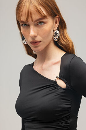 Siyah - L Kadın Tek Omuzda Metal Aksesuarlı Uzun Kollu Örme Bluz