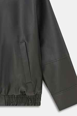 Siyah - M Kadın Relax Fit Gömlek Yaka Fermuarlı Cepli Düşük Omuz Suni Deri Bomber Ceket - Beli Elastikli