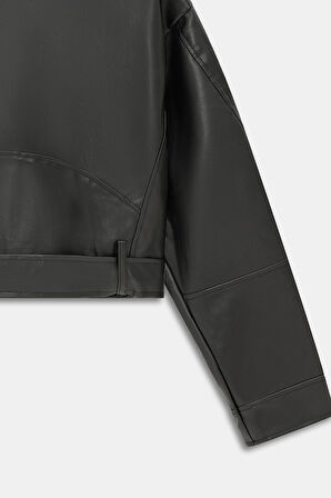 Siyah - S Kadın Relax Fit Gömlek Yaka Fermuarlı Cepli Kemerli Suni Deri Biker Crop Ceket