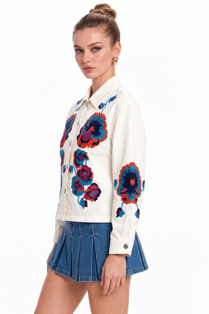Beyaz Çiçek Nakışlı Metal Düğmeli Gabardin Ceket