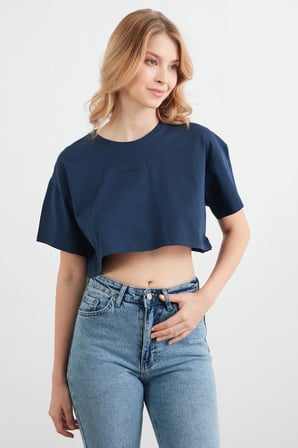 Kabartma Yazı Baskılı Crop Tişört