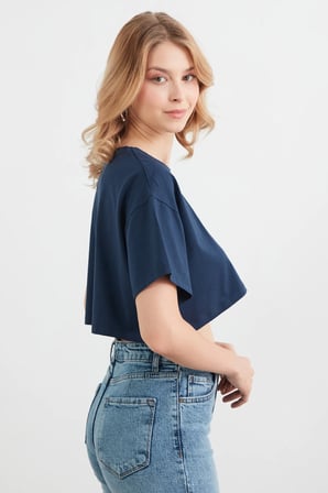 Kabartma Yazı Baskılı Crop Tişört