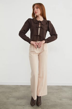 Bebe Yaka Önden Bağlamalı Crop Bluz