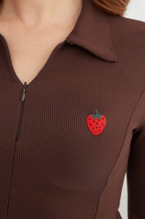 Çilek Nakışlı Polo Yaka Yarım Fermuarlı Bluz