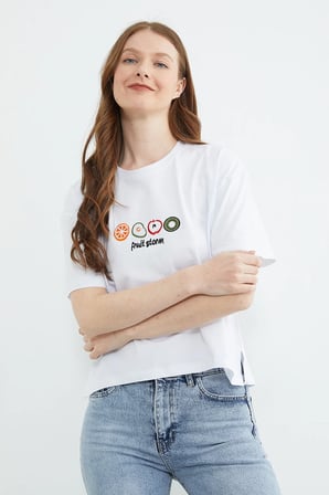 Meyve Nakışlı Yırtmaçlı Oversize Tişört
