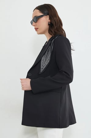 Fular Detaylı Omuz Vatkalı Blazer Ceket