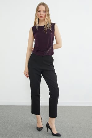 Dantel Detaylı Kayık Yaka Slim Fit Bluz