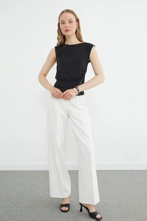Dantel Detaylı Kayık Yaka Slim Fit Bluz