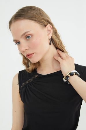 Dantel Detaylı Kayık Yaka Slim Fit Bluz
