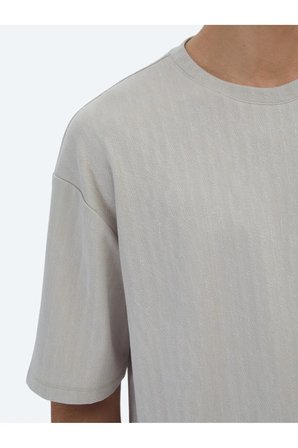 Bej Desenli Bisiklet Yaka T-Shirt