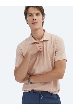 Somon Desenli Polo Yaka Pamuk Karışımlı T-Shirt