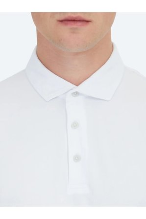 Beyaz Jakarlı Polo Yaka T-Shirt