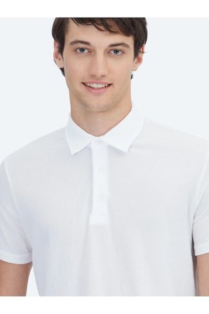 Beyaz Desenli Polo Yaka T-Shirt