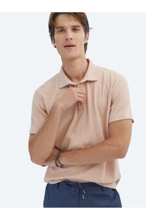 Somon Desenli Polo Yaka Pamuk Karışımlı T-Shirt