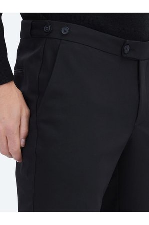 Siyah Dokuma Regular Fit Smart Casual Pamuk Karışımlı Pantolon
