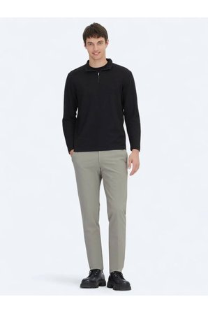 Siyah Fitilli Bisiklet Yaka T-Shirt