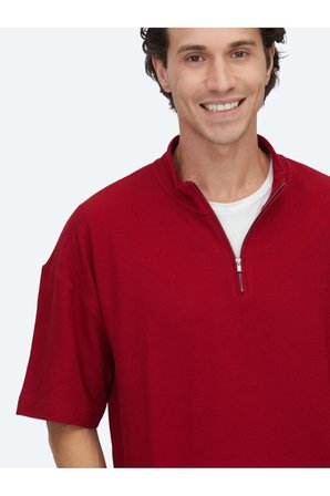 Kırmızı Desenli Dik Yaka T-Shirt