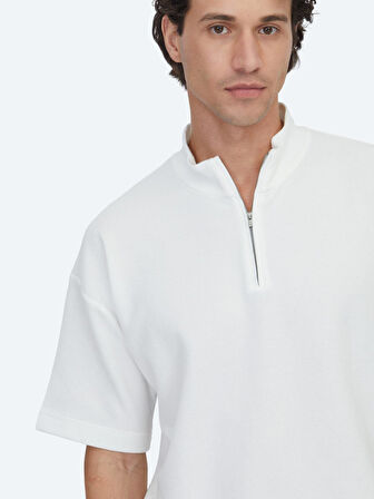 Ekru Desenli Dik Yaka T-Shirt