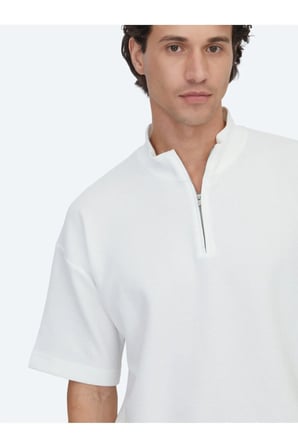 Ekru Desenli Dik Yaka T-Shirt