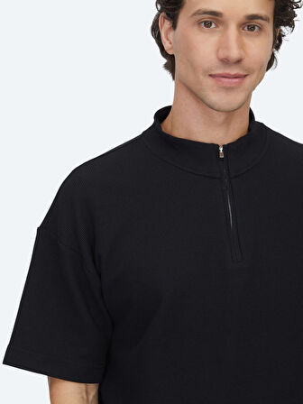 Siyah Desenli Dik Yaka T-Shirt