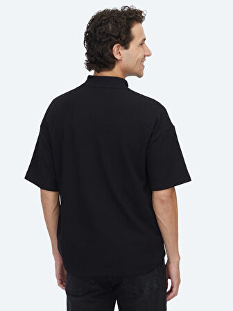 Siyah Desenli Dik Yaka T-Shirt