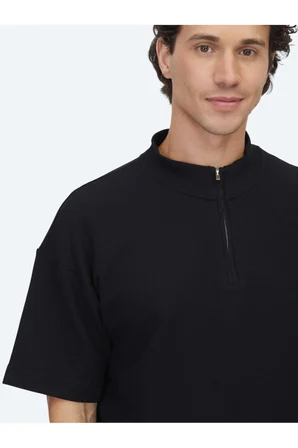 Siyah Desenli Dik Yaka T-Shirt