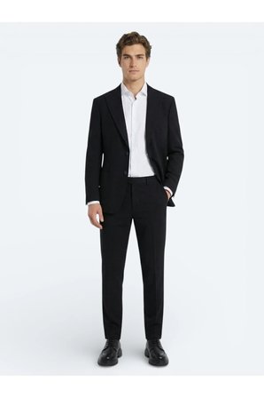 Siyah Çizgili Modern Fit Takım Elbise
