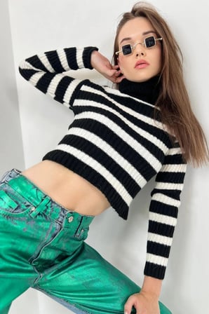 Kadın Boğazlı Balıkçı Yaka Çizgili Kısa Crop Siyah Triko Kazak