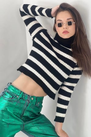 Kadın Boğazlı Balıkçı Yaka Çizgili Kısa Crop Siyah Triko Kazak