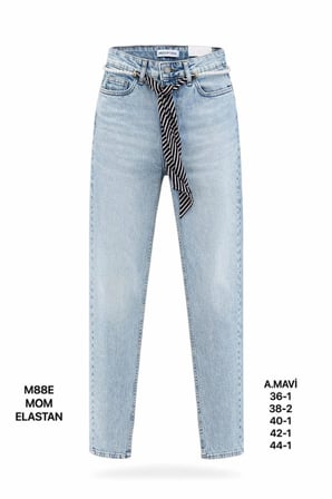 Kadın Açık Mavi Kemer Detaylı Yüksek Bel Mom Fit Jean Pantolon