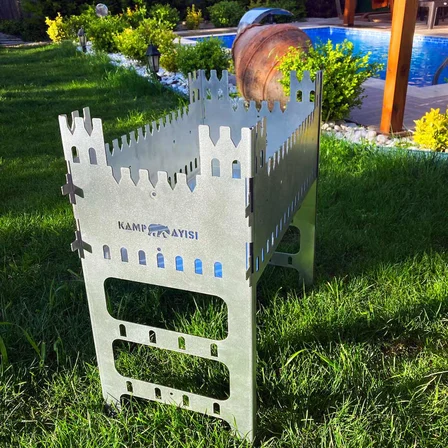 Kamp Ayısı® CastleGrill™ 2mm Galvaniz Çelik, Katlanır, 13 Şiş Kapasiteli Şiş Mangalı ve Ateş Çukuru 