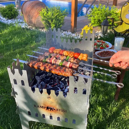 Kamp Ayısı® CastleGrill™ 2mm Galvaniz Çelik, Katlanır, 13 Şiş Kapasiteli Şiş Mangalı ve Ateş Çukuru 