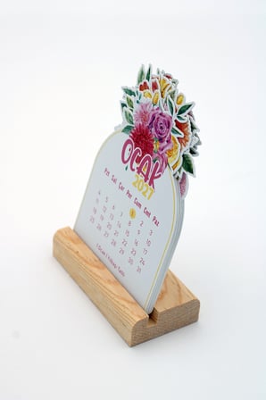 Ahşap Standlı Özel Kesim Çiçek Buketi Tasarımlı 2027 Masaüstü Takvimi 8x12 Cm - Romantik Yeni Yıl Hediyesi Çok Renkli