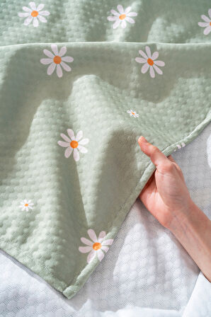 Minimal Yeşil Papatya Çift Kişilik Baskılı Pike 200 x 220 cm