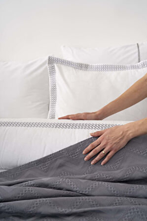 Noemi Gri Çift Kişilik %100 Pamuklu Nevresimli Yatak Örtüsü - 7 Parça Çeyiz Seti