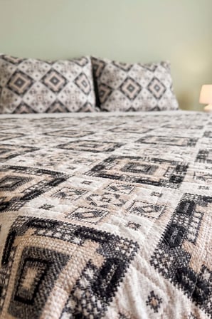 Nomad Geometrik Çift Kişilik Kapitone Pike & Çok Amaçlı Yatak Örtüsü - 3 Parça