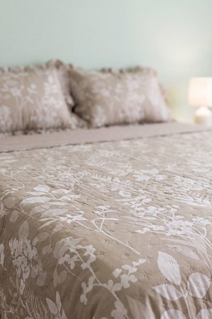 Sade Çiçekler Breeze Çift Kişilik Yatak Örtüsü Seti – 3 Parça