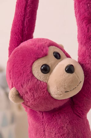 Koyu Pembe Elleri Yapışabilen Maymun Peluş Oyuncak