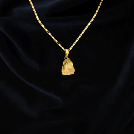 Doğal Güneş Taşı Gold Başlıklı Çelik Zincirli Kolye
