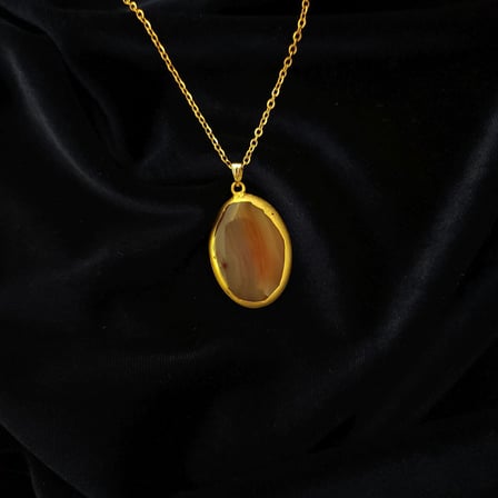 Doğal Kırmızı Akik Taşlı Oval Gold Çerçeveli Çelik Zincirli Kolye