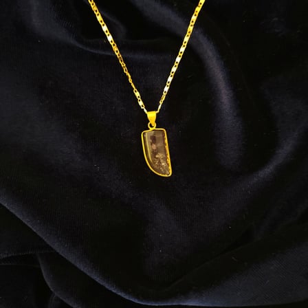 Doğal Ametist Taşlı Özgün Formlu Gold Çerçeveli Çelik Zincirli Kolye