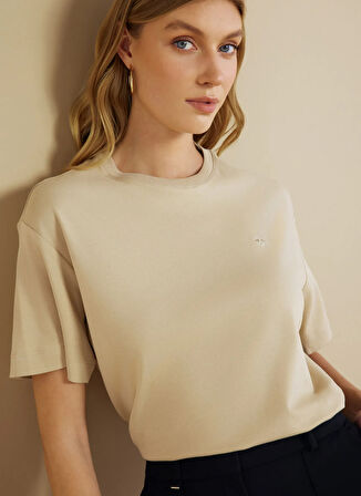 Brooks Brothers Bisiklet Yaka Bej Kadın T-Shirt BBSS25FTS003