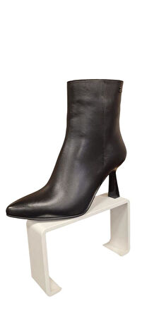 VENÜS 2554002K İNCE TOPUK SİVRİ DERİ KLASİK KADIN BOT